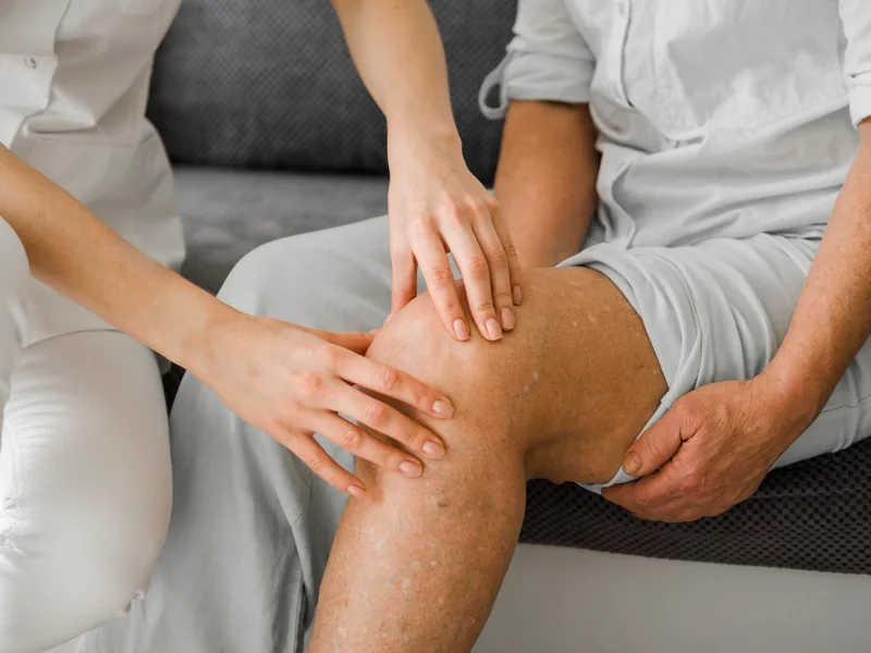 Chiropractic care for knee pain at Carroll Chiropractic in Westminster